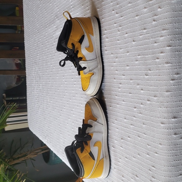 Jordan 1 University Gold Toddler Size 10c - Picture 3 of 8